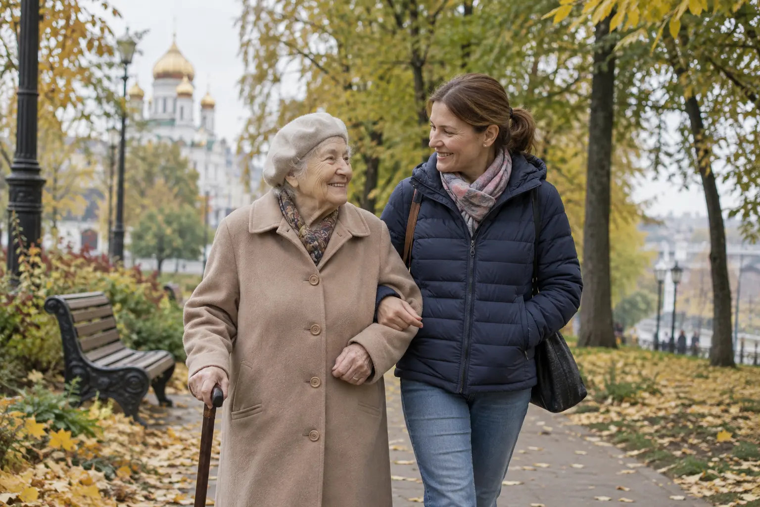 Почасовая сиделка гуляет с пожилой женщиной в московском парке